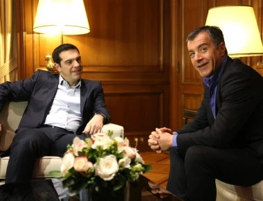 Προβληματισμός στο Κίνημα Αλλαγής από το «φλερτ» του Αλ. Τσίπρα με τον Στ. Θεοδωράκη